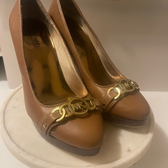 Michael Kors high, tan color in Good use conditions - Picture 2 of 16